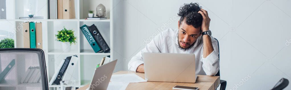Anteprima di un sito aziendale moderno su desktop e smartphone